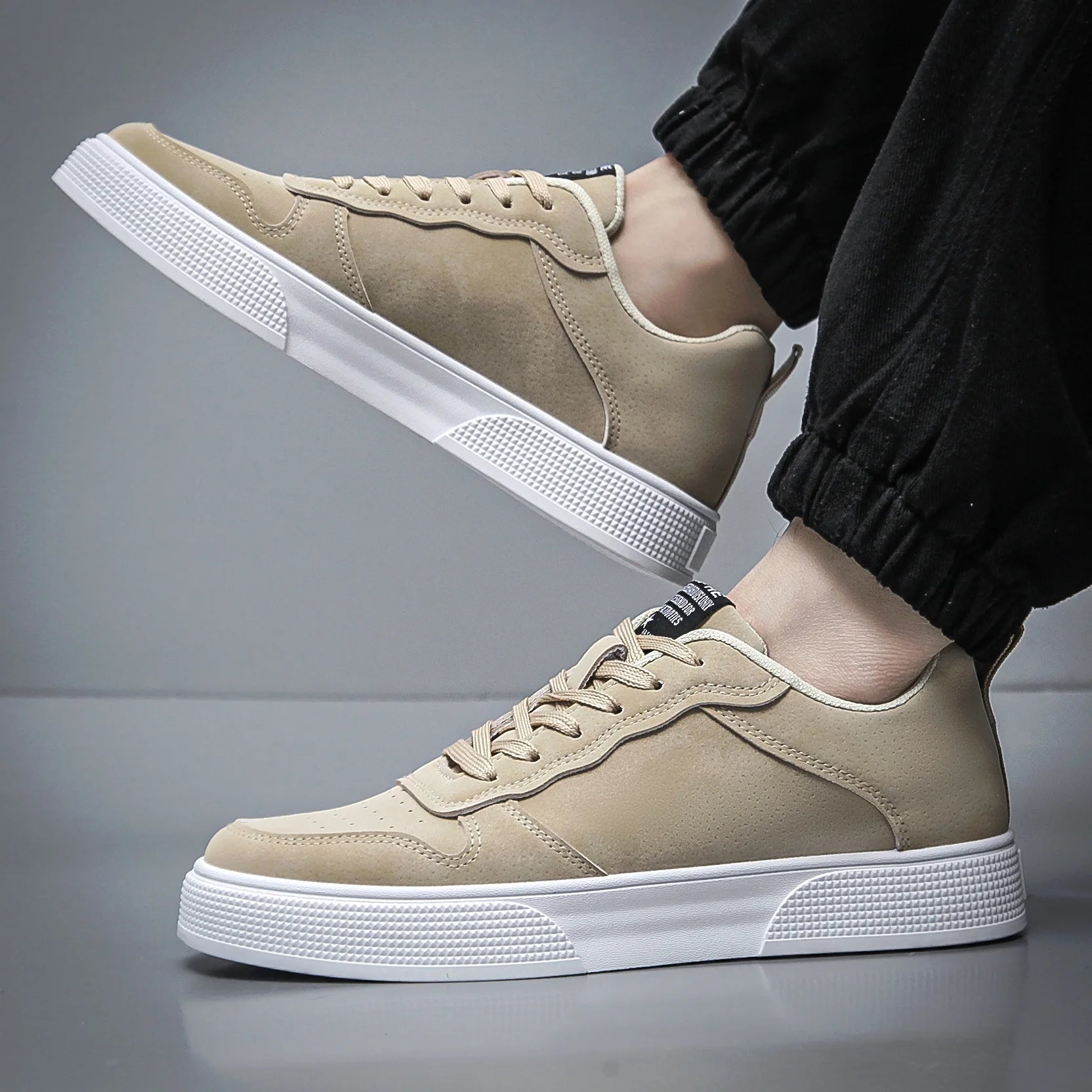Men's shoes 2025 leather face fashionable and versatile trend casual board shoes soft soled low top shoes for men