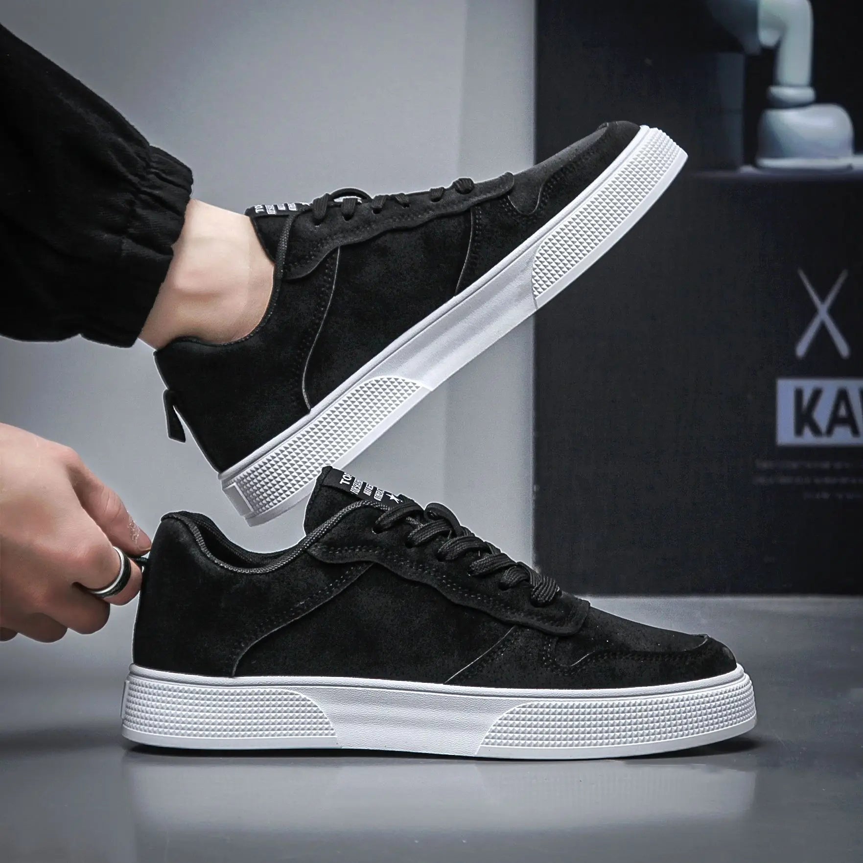 Men's shoes 2025 leather face fashionable and versatile trend casual board shoes soft soled low top shoes for men