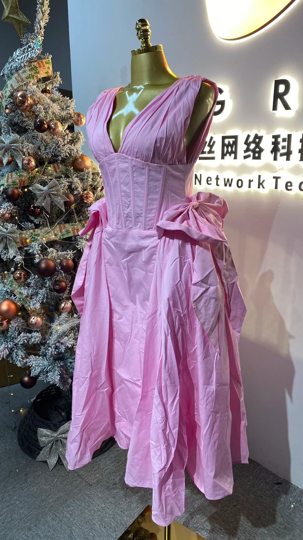 New Spring/Summer Party Dress for Women: Elegant V-neck Sleeveless High-waisted Slim Fit Pleated Trim Casual-GZXX664