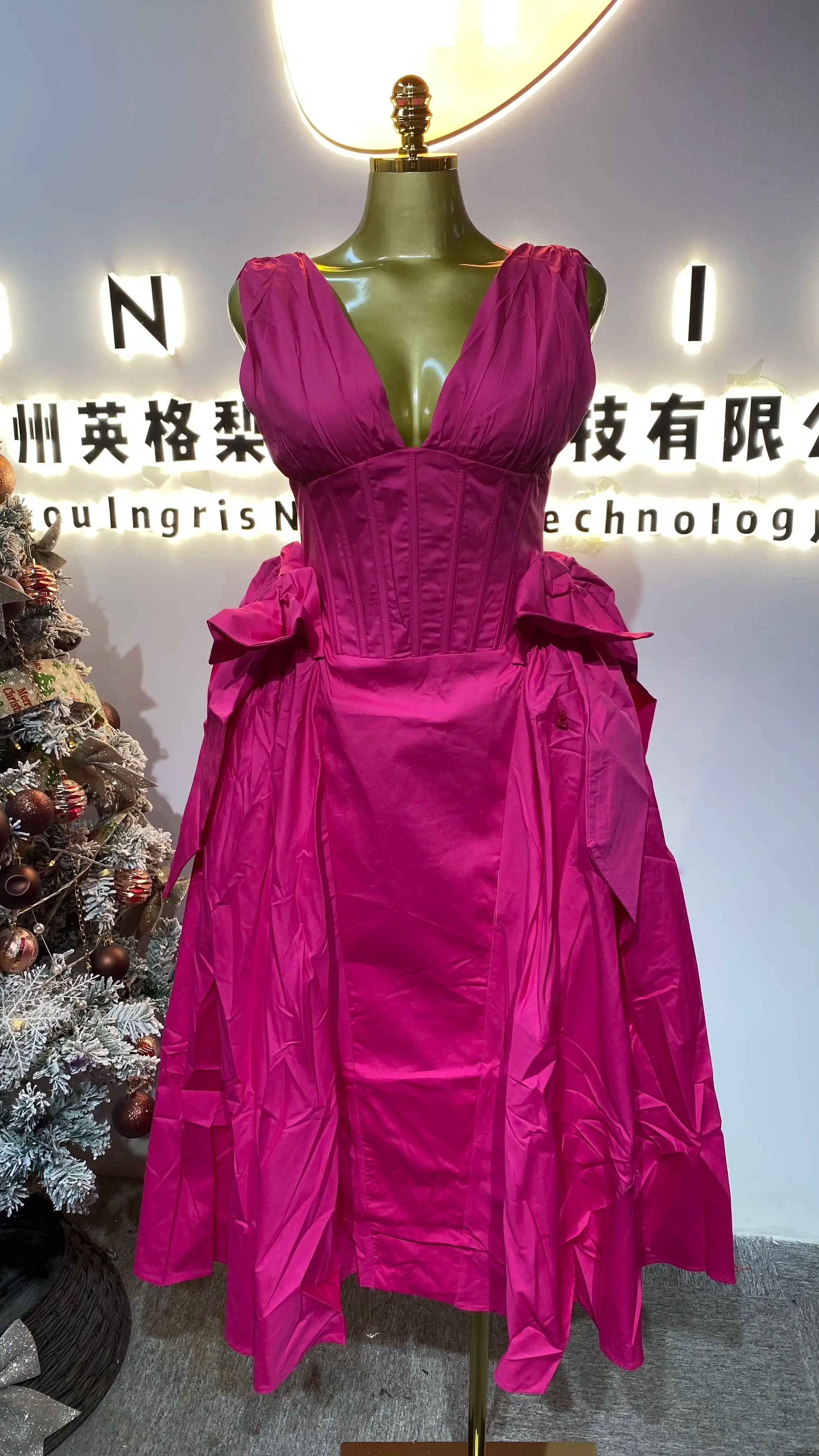 New Spring/Summer Party Dress for Women: Elegant V-neck Sleeveless High-waisted Slim Fit Pleated Trim Casual-GZXX664