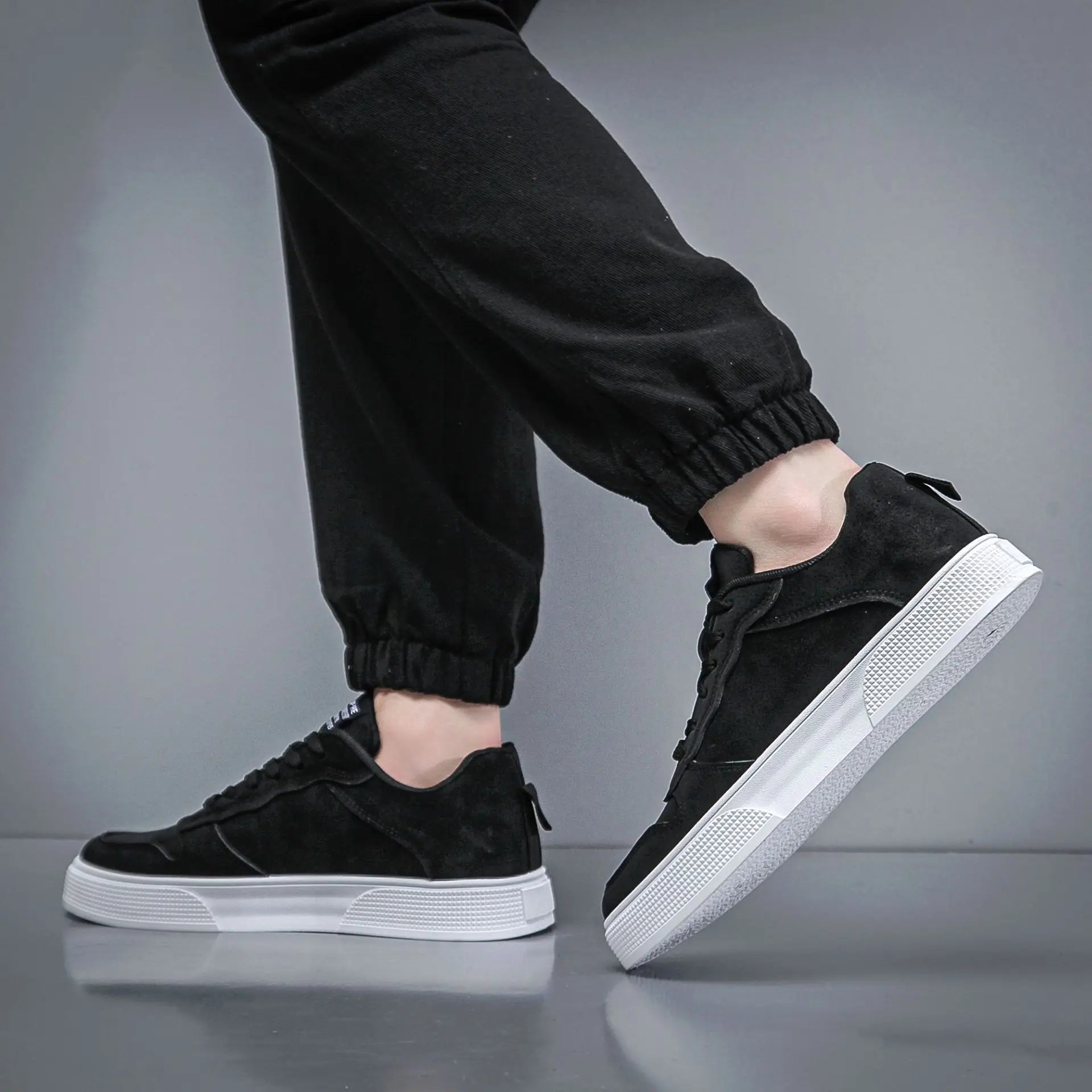 Men's shoes 2025 leather face fashionable and versatile trend casual board shoes soft soled low top shoes for men