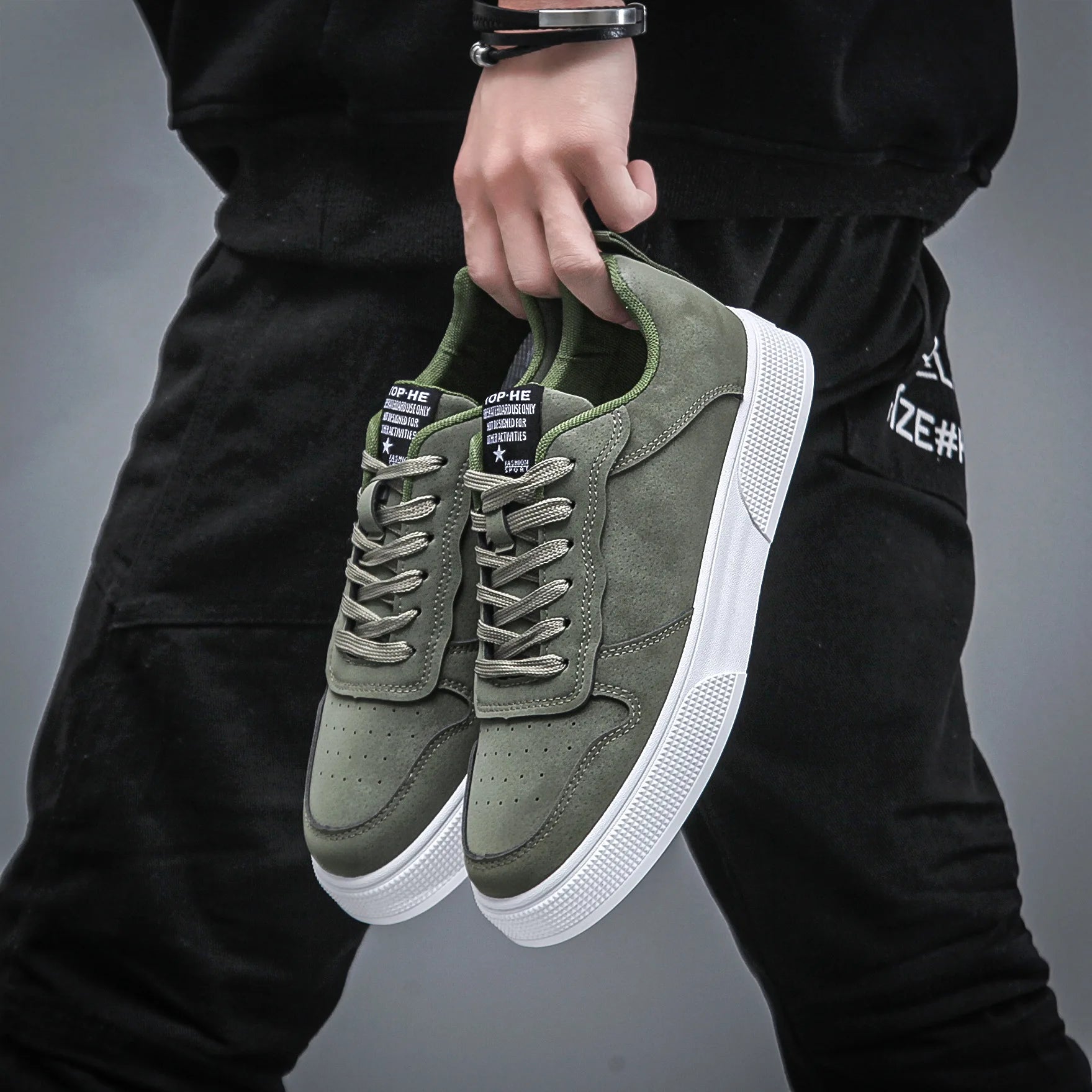 Men's shoes 2025 leather face fashionable and versatile trend casual board shoes soft soled low top shoes for men