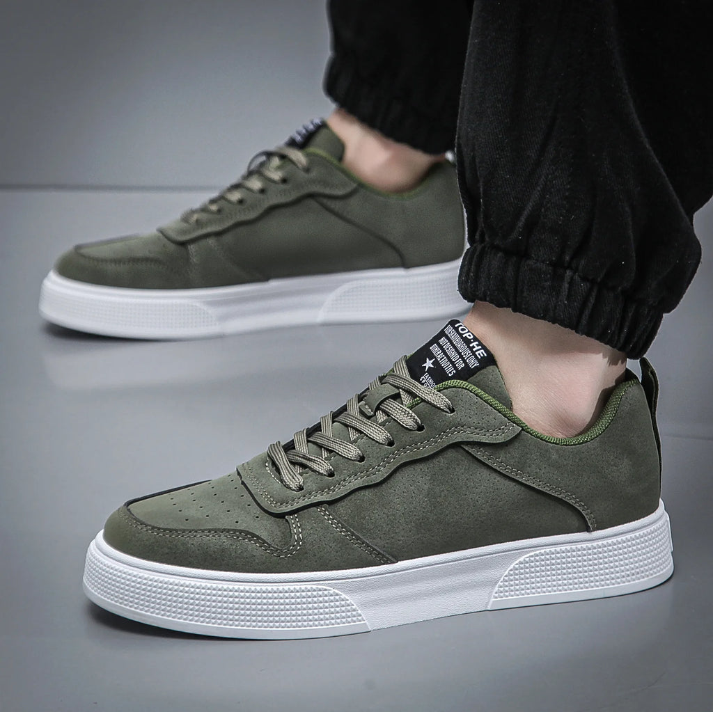 Men's shoes 2025 leather face fashionable and versatile trend casual board shoes soft soled low top shoes for men