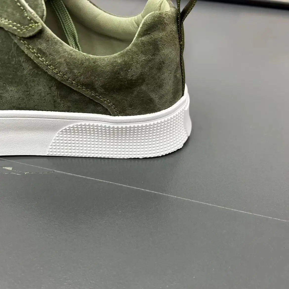 Men's shoes 2025 leather face fashionable and versatile trend casual board shoes soft soled low top shoes for men